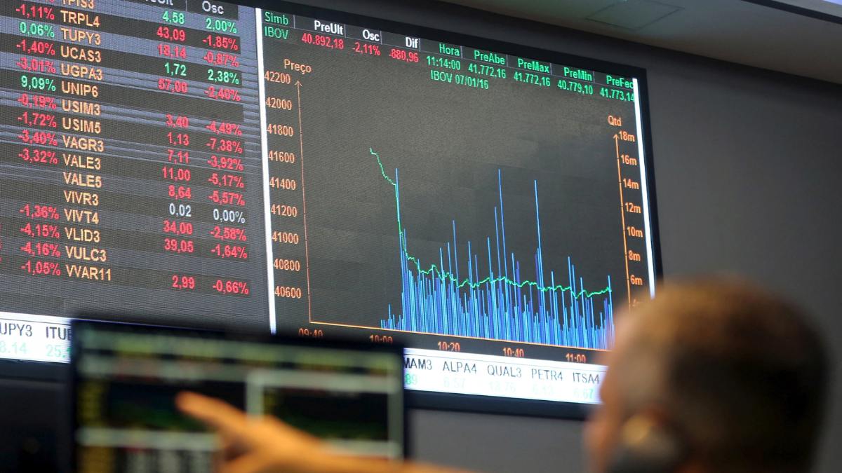 ITC shares extend losses, tank 3% today after hotel biz demerger announcement; should you buy, sell ITC stock?