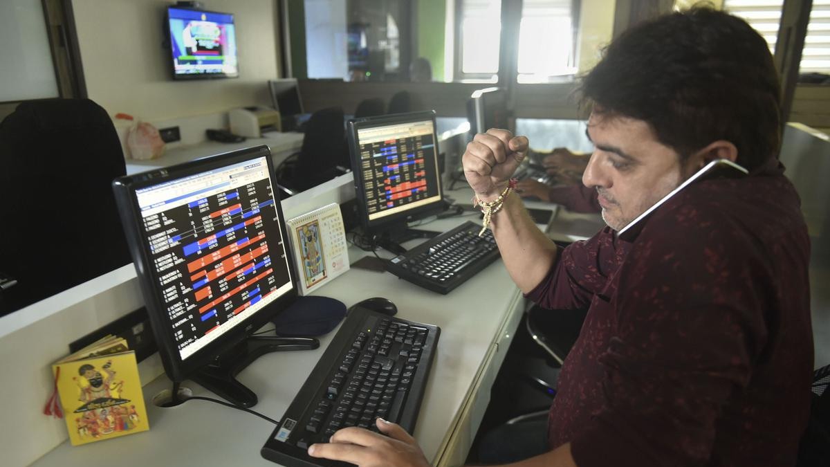 FII, DII data: FPIs sold shares worth Rs 92 cr, DIIs bought shares worth Rs 1035 cr on August 1, Tuesday