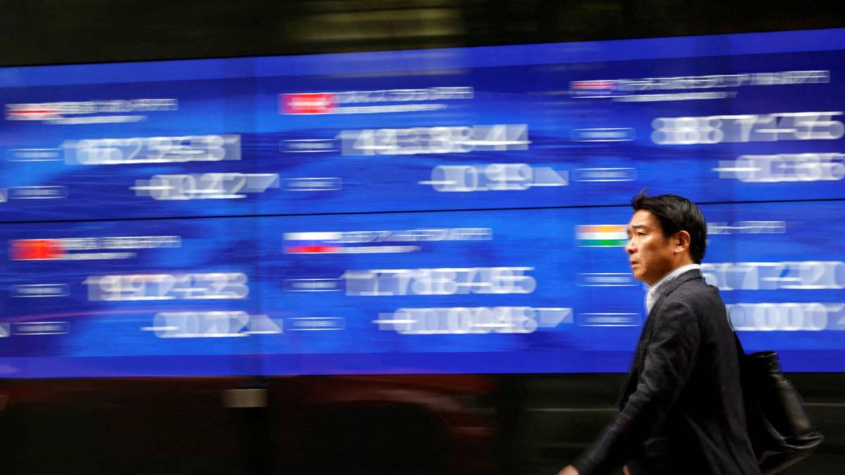 Asia shares edge higher, China disinflation a drag