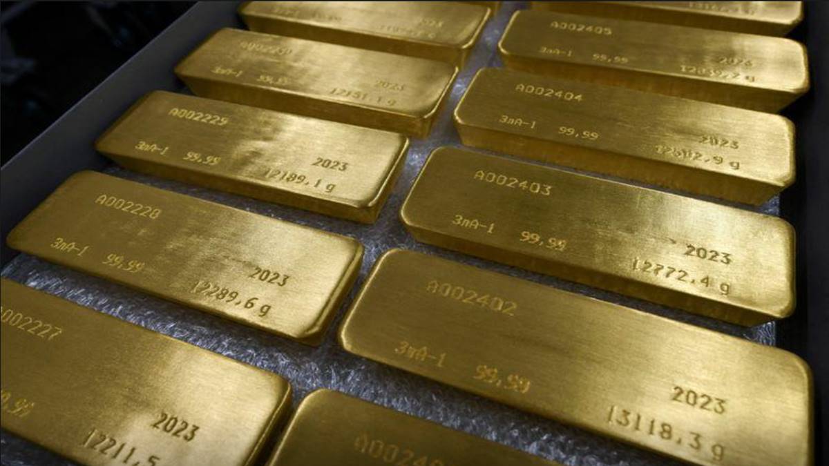 Gold trades in narrow range as markets wait for Fed minutes