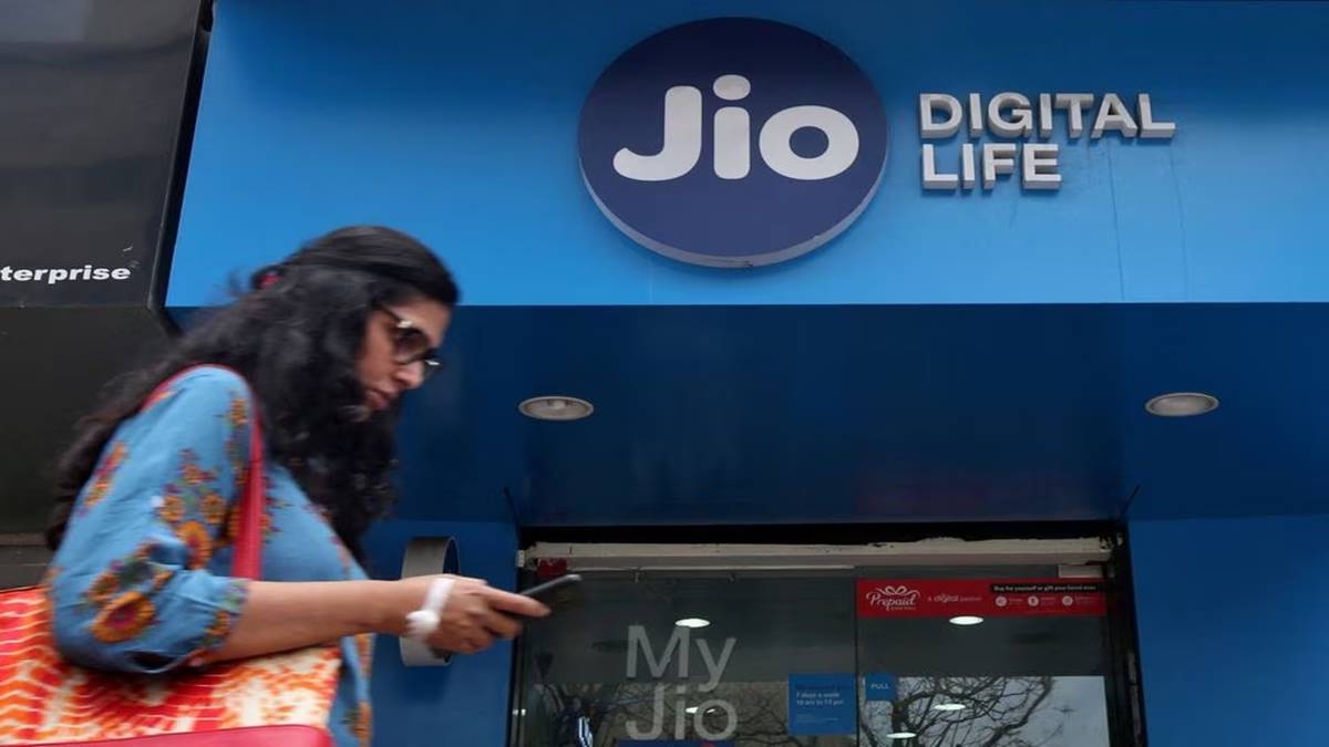 Telecom stocks take hit after Reliance Jio taps rural market with $12 4G phone