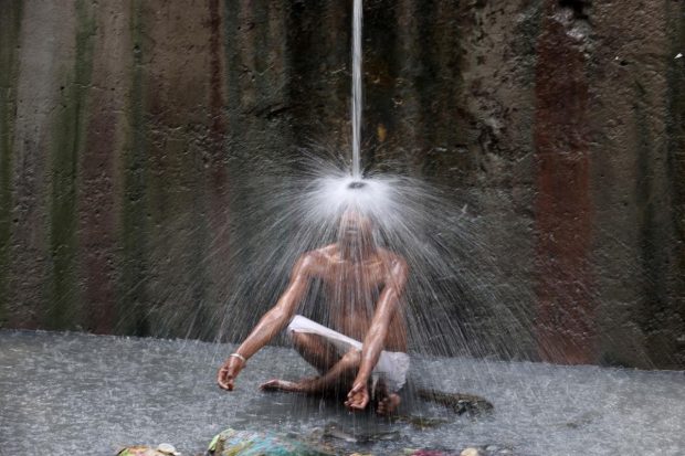 A tormenting heatwave swept through North India on Sunday with the mercury crossing 49 degrees Celsius in pockets of Delhi, while the weather office forecast some relief Monday onwards. The mercury leaped to a whopping 49.2 degrees Celsius at Mungeshpur in northwest Delhi while Najafgarh in southwest part of the city recorded 49.1 degrees Celsius, India Meteorological Department (IMD) said on Sunday. (Reuters Photo)