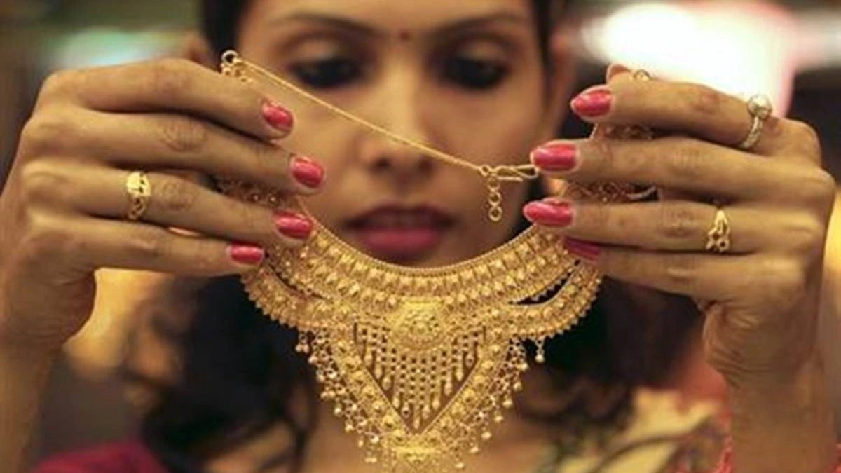 Gold to move lower, sentiment negative; sell on rises until MCX gold price breaches 60,400