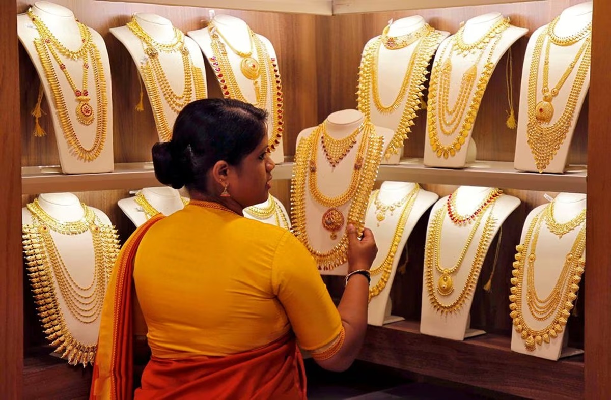 Gold jumps Rs 510; silver rises by Rs 450