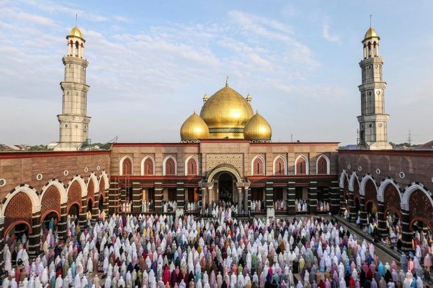 Muslims attend mass prayers at Dian Al-Mahri mosque, also known as Golden Dome Mosque, during Eid al-Fitr, marking the end of the holy fasting month of Ramadan, in Depok, on the outskirts of Jakarta, Indonesia. (Reuters Photo)