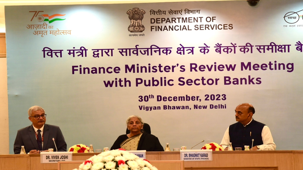 Finance Minister meets heads of PSBs, reviews financial performance