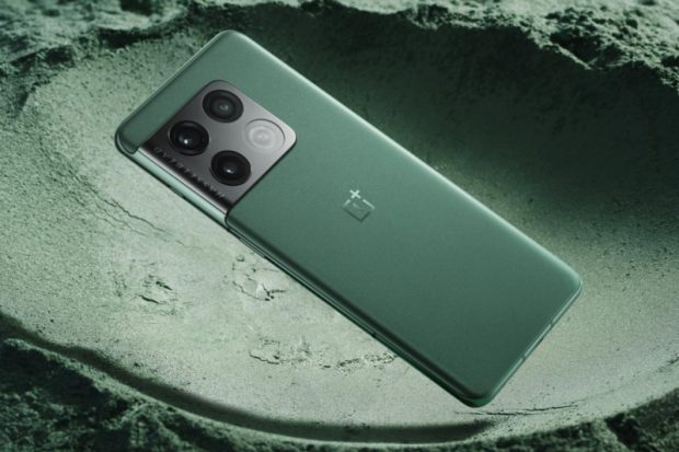 The OnePlus 10 Pro design has been part of rumour mills since November last year. As it turns out, all the leaks were spot-on. The phone will, indeed, have a camera array heavily inspired from the Samsung Galaxy S21 series. OnePlus has confirmed the OnePlus 10 Pro will come in green and black, at least. It will have three camera sensors on the back. (Photo credit: OnePlus)