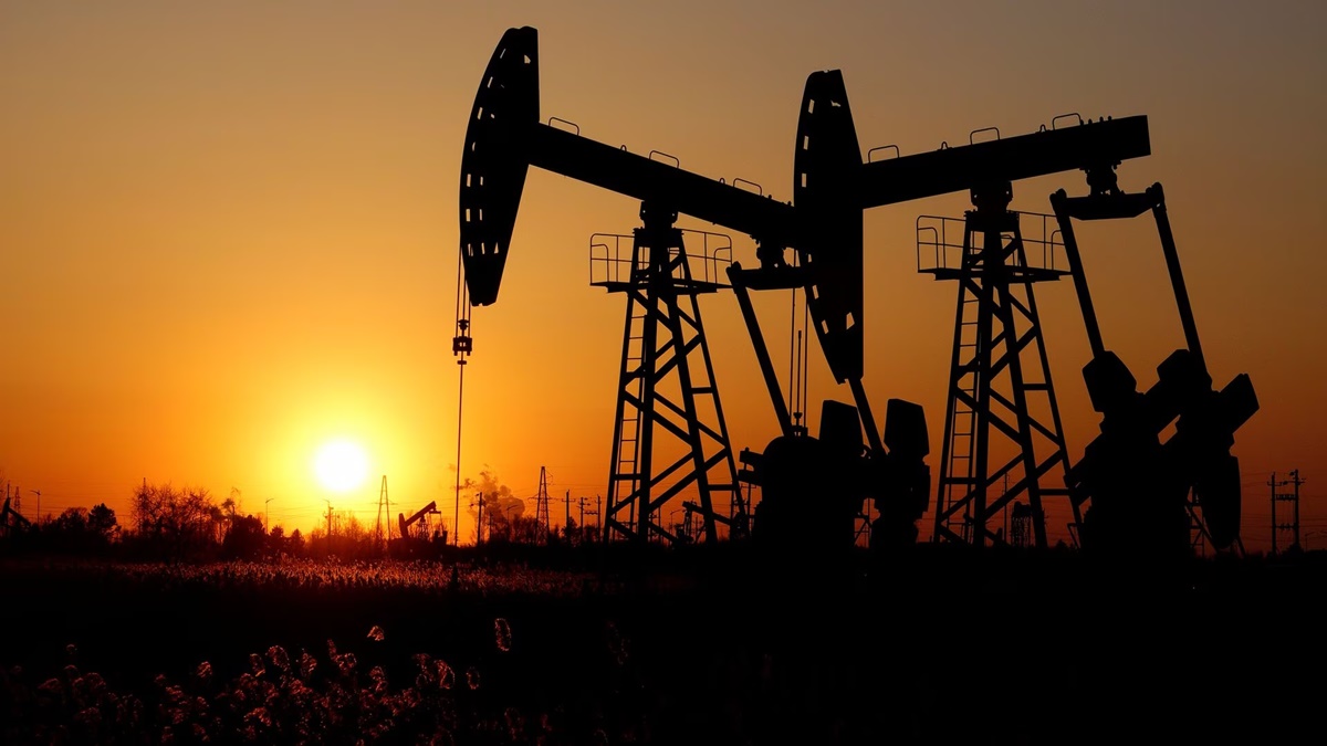 Oil eases on uncertain demand, market eyes US inventory data