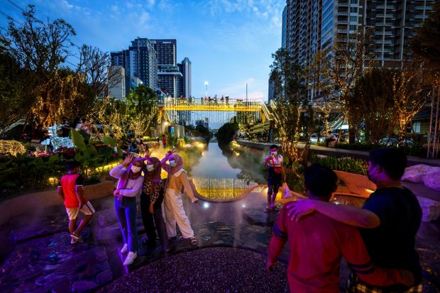 People enjoy New Year's Eve amid the coronavirus disease (COVID-19) pandemic in Bangkok, Thailand (Reuters photo)