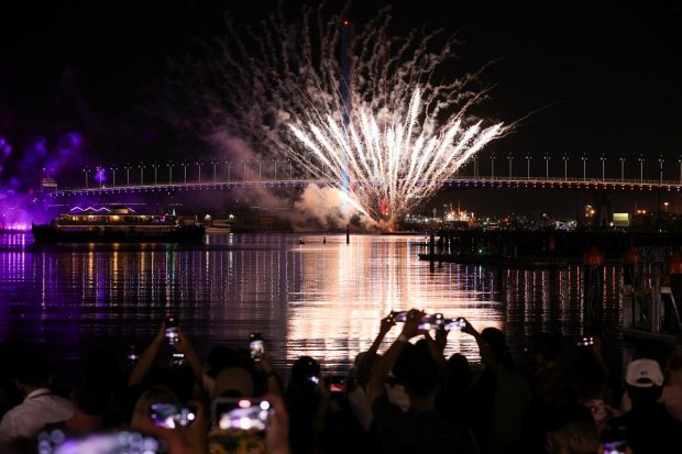 Fireworks explode over the Yarra River waterfront during downsized New Year's celebrations, as the Omicron variant of the coronavirus disease (COVID-19) continues to spread, in Melbourne, Australia. (Reuters photo)