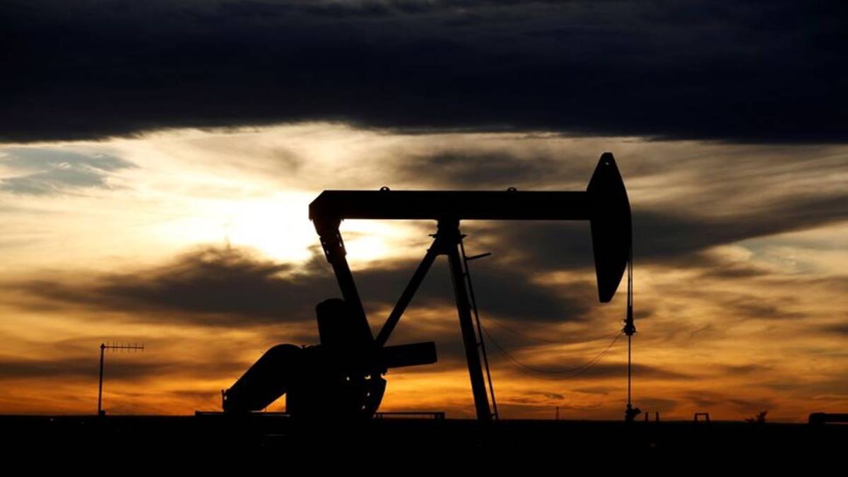 Crude oil dips on demand worries after unexpected US crude build