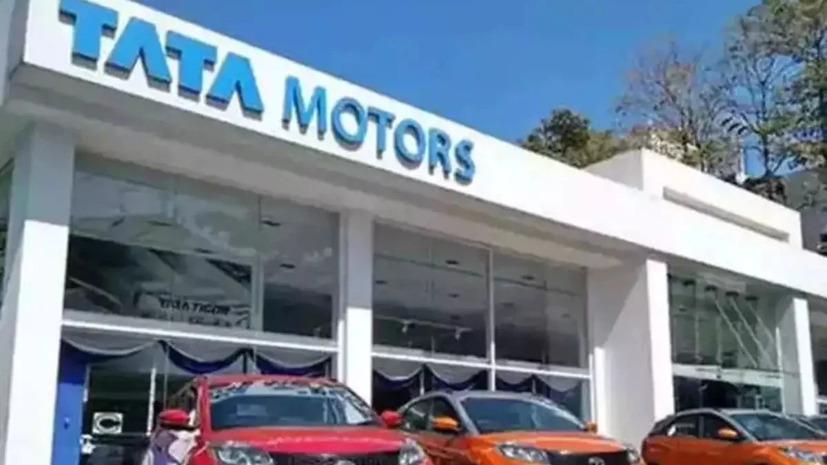 Tata Motors shares hit new 52-week high, up 4.1%; should you buy, sell, or hold?